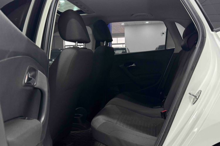 Used Volkswagen Polo 2016 1.6L Automatic Comfort Model Interior 3