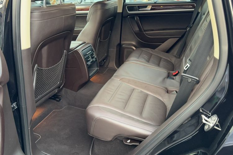 Used Volkswagen Touareg 2011 3.0 TSI Comfort Version Interior 2