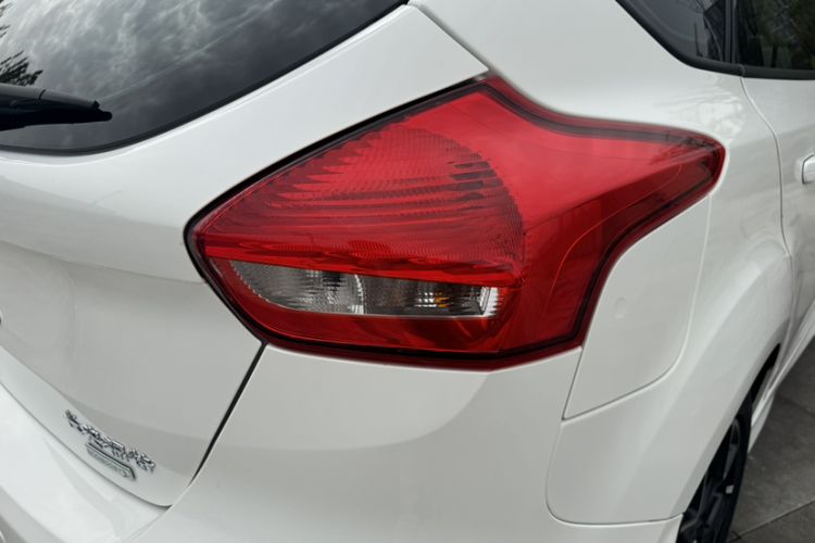 Used Ford Focus 2017 Hatchback EcoBoost 180 Automatic Elite Model Exterior 8