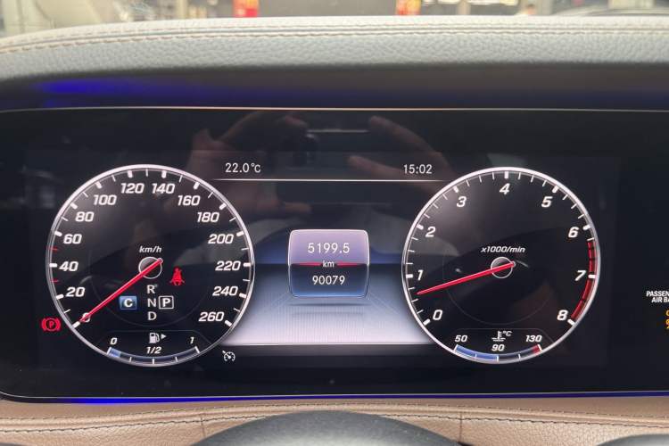 Used Mercedes-Benz S-Class 2018 S 320 L Odometer Close Up