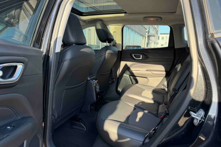 Used Jeep Compass 2021 220T Automatic Leading Edition Interior 4