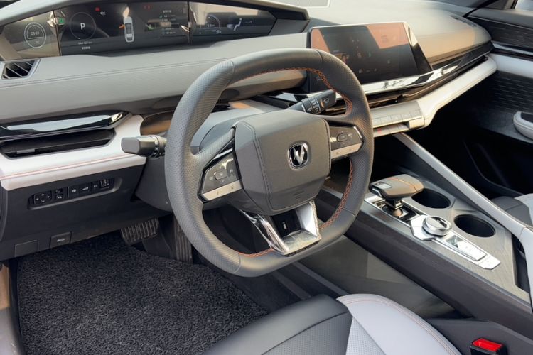 Used CHANGAN UNI-V iDD 2024 Blue Whale Smart Electric iDD 136km Luxury Model
