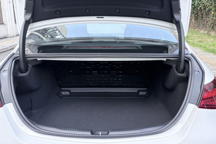 Used Mercedes-Benz C-Class 2024 Facelifted C-Class 260 L Night Edition Sports Version Trunk