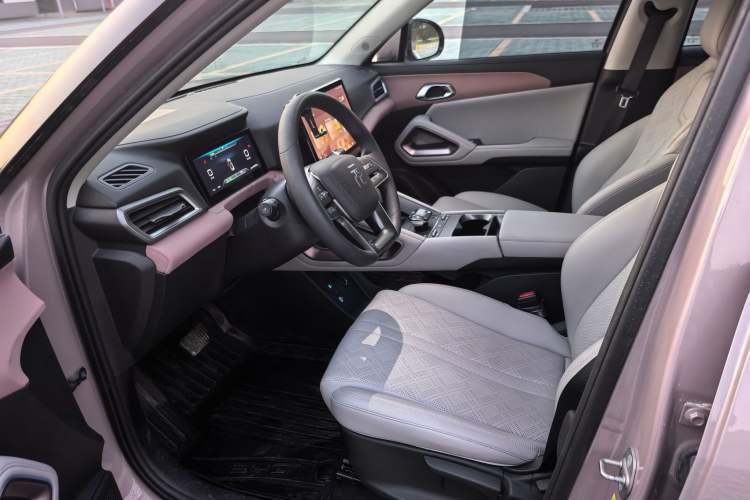 Used BYD Yuan UP 2024 401KM Leading Edition Interior 1