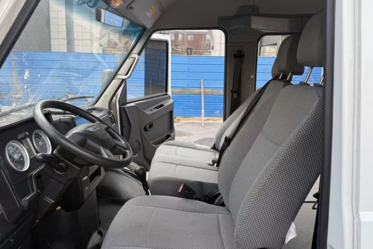 Used Iveco Daily 2021 2.5T A35 M1 Passenger Van 5-9 Seater Short Wheelbase Mid-Roof Design Dual Tires Manual Doors