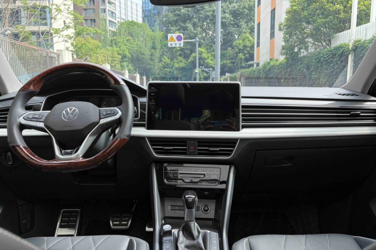 Used Volkswagen Tiguan L 2024 Outstanding Model 330TSI Automatic Two-Wheel Drive R-Line Dragon Glory Edition Steering Wheel