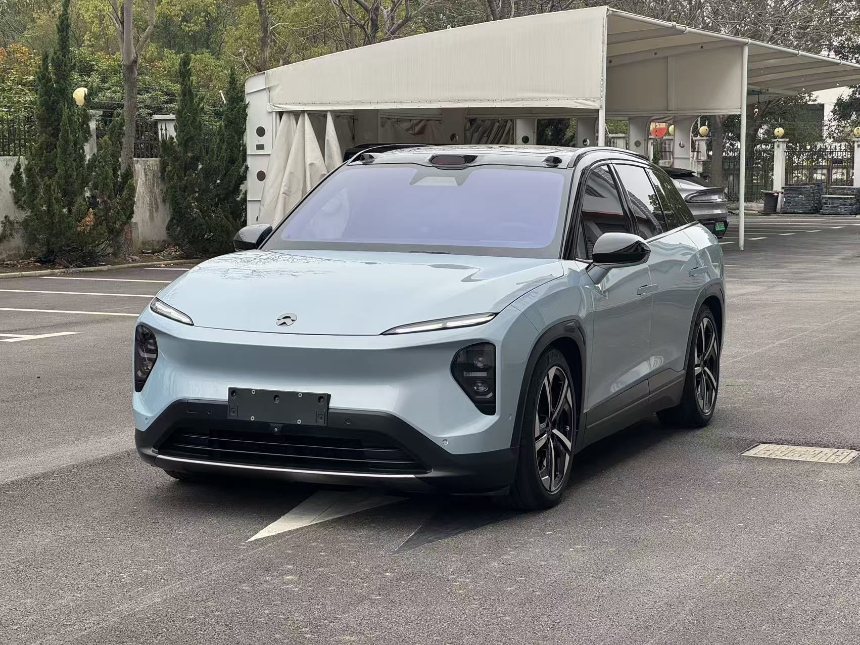 Под передней частью автомобиля