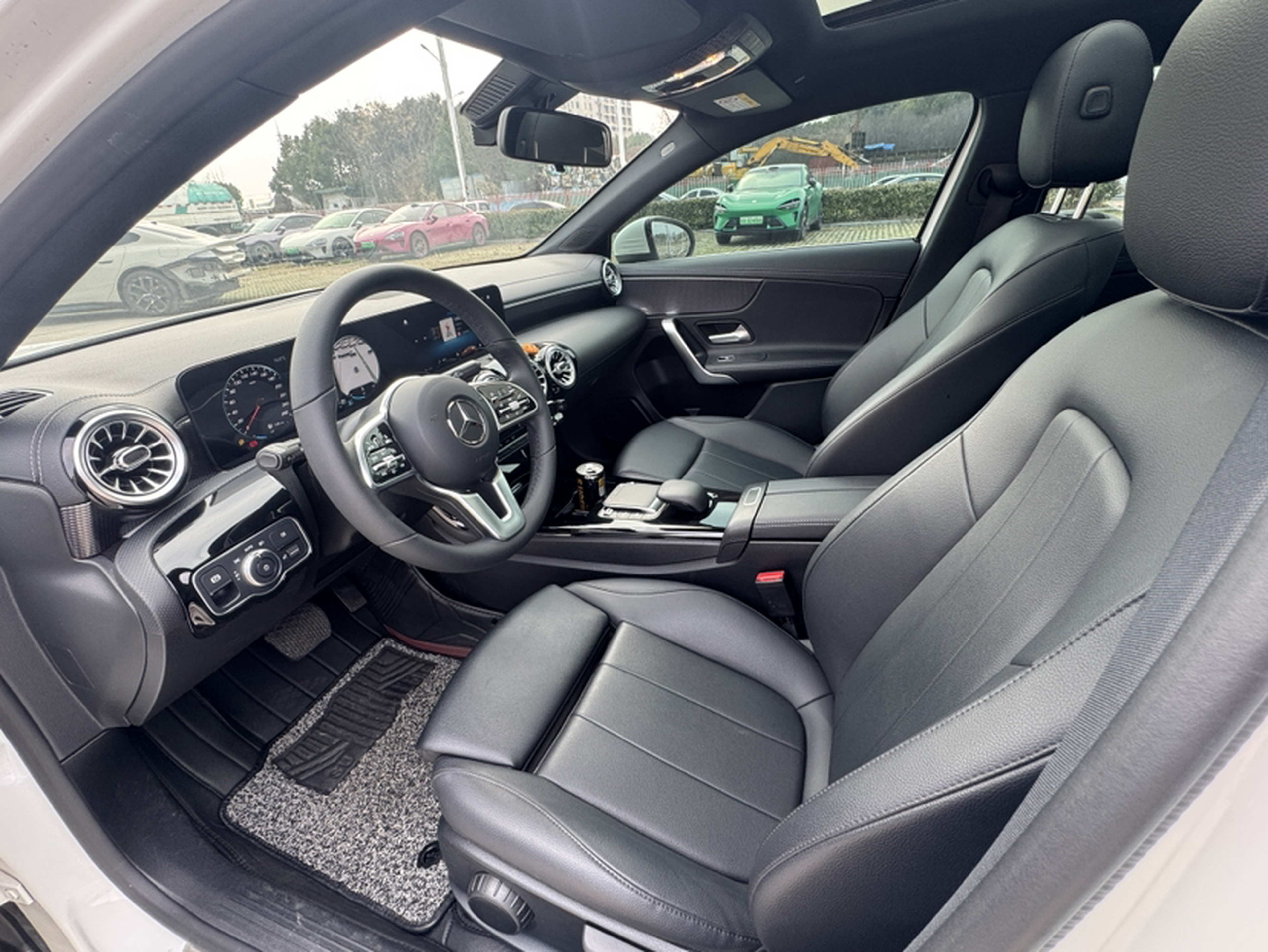 Переднее сиденье в автомобиле