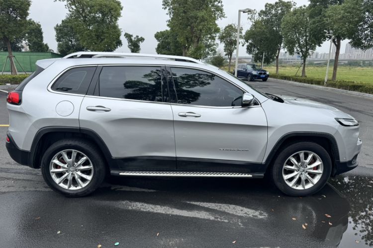 Used Jeep Cherokee 2016 2.4L Superior Edition