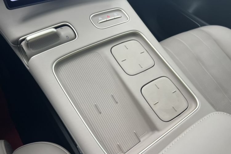 Used Nio ES8 2024 75 kWh Executive Edition Gear Lever