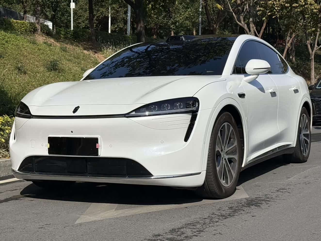 Под передней частью автомобиля