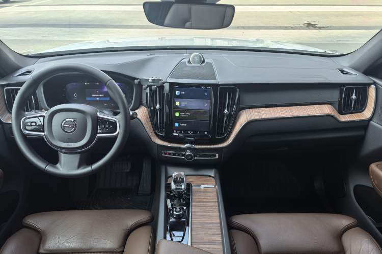 Used Volvo XC60 2023 B5 4x4 Smart Luxury Edition
