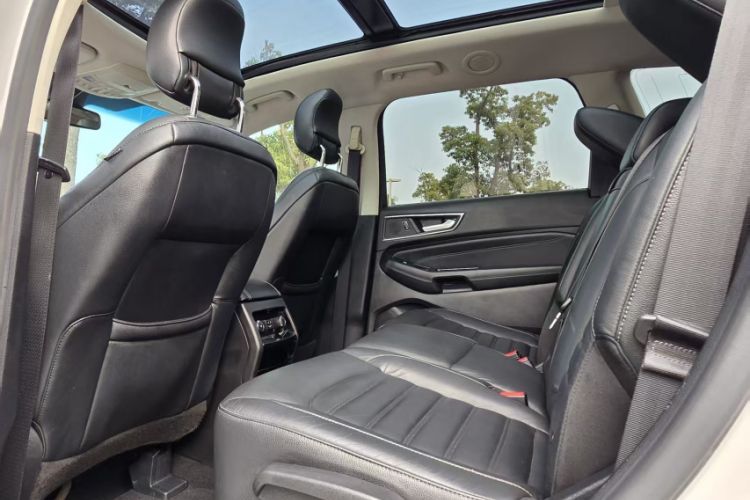 Used Ford Edge 2015 2.0T GTDi Two-Wheel-Drive High-Line Version
