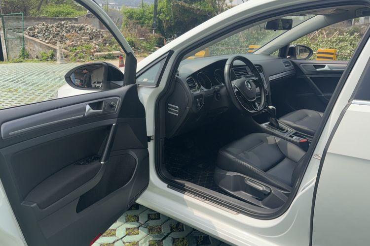 Used Volkswagen Golf 2017 1.6L Automatic Comfort Million-Vehicle Anniversary Edition
