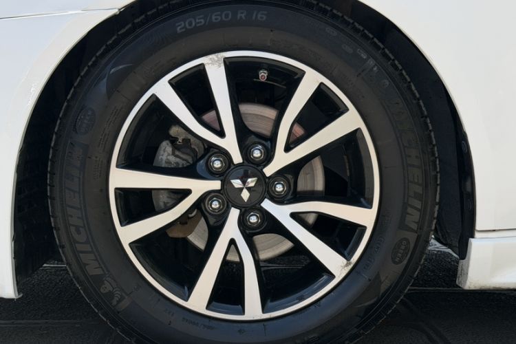 Used Mitsubishi Lancer EX 2016 1.8L Manual Black-and-White Retro Edition Exterior 7