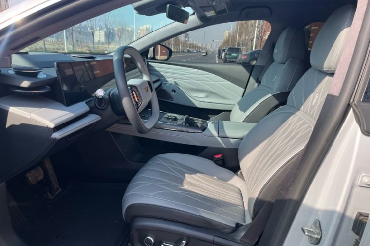 Used Geely Galaxy E8 2025 700 km Long-Range Intelligent Driving Version Interior 8