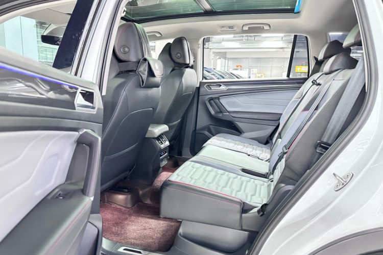 Used Volkswagen Tiguan L 2023 Facelift 380TSI Automatic All-Wheel Drive R-Line Flagship 7-Seater
