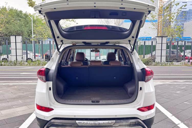 Used Hyundai Tucson 2015 1.6T Dual-Clutch Two-Wheel-Drive Smart Model Trunk