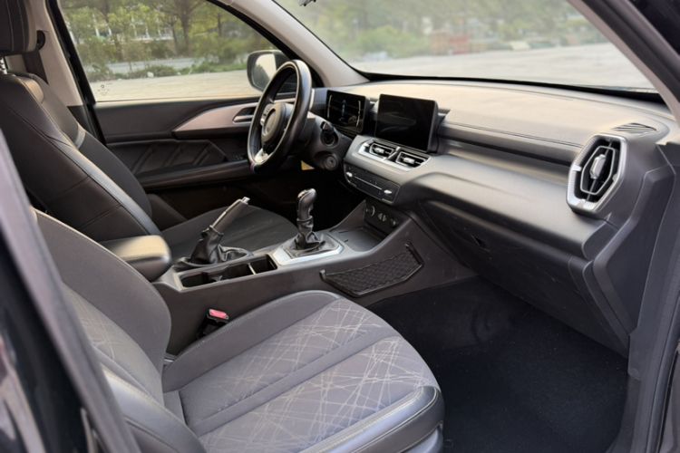 Used Great Wall King Kong Poer 2022 2.0T Manual Gasoline Two-Wheel Drive Elite Version with Long Bed and Flatbed – GW4C20B Interior 6