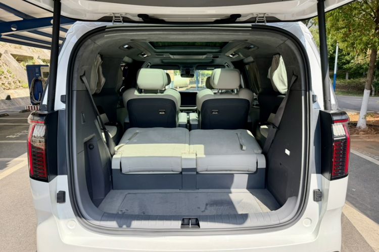 Used Zeekr 009 2022 WE Edition Trunk