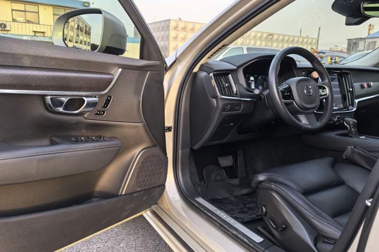 Used Volvo V90 2017 Cross Country T5 AWD Smart Range Edition