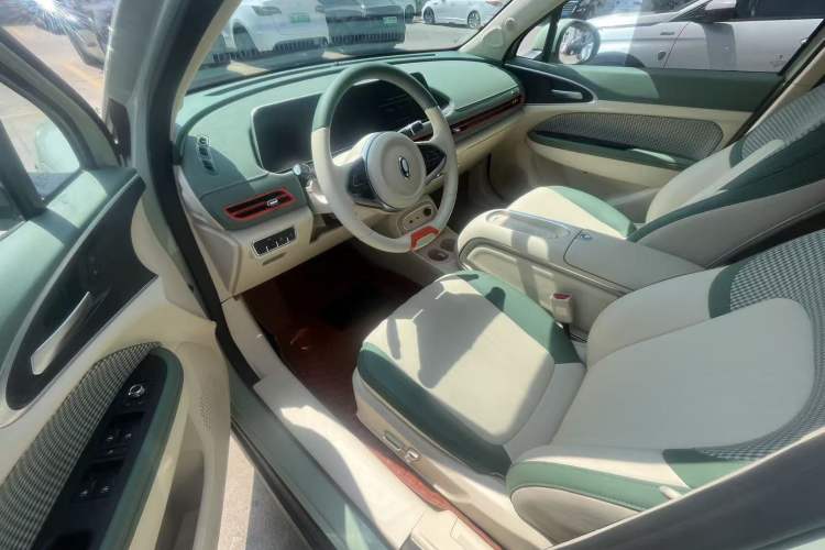 Used ORA Good Cat 2023 401 km Standard Range Luxury Version Lithium Iron Phosphate Interior 3