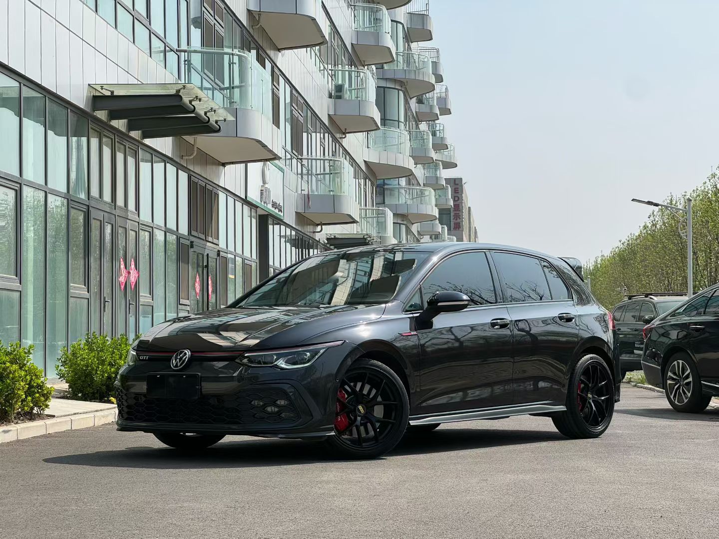 Под передней частью автомобиля