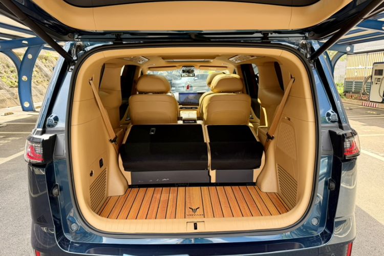 Used VOYAH Dream 2025 EV Four-Wheel Drive Prestige Kunpeng Edition
