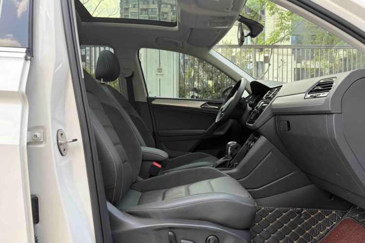 Used Volkswagen Tiguan L 2019 330TSI Automatic Two-Wheel Drive Panoramic Comfort Edition China VI Standard Right Front Seat