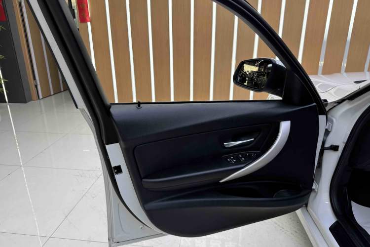 Used BMW 3 Series 2016 320i Fashion Model Interior 10