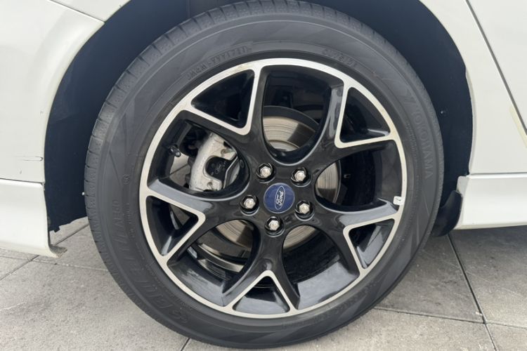 Used Ford Focus 2017 Hatchback EcoBoost 180 Automatic Elite Model Exterior 6