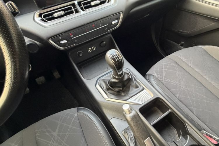 Used Great Wall King Kong Poer 2022 2.0T Manual Gasoline Two-Wheel Drive Elite Version with Long Bed and Flatbed – GW4C20B Gear Lever