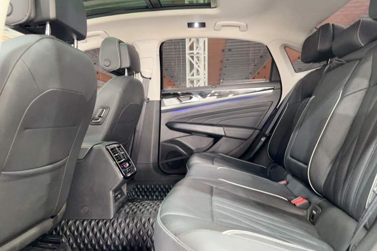 Used Volkswagen Passat 2023 Facelift 330TSI Luxury Edition Interior 4