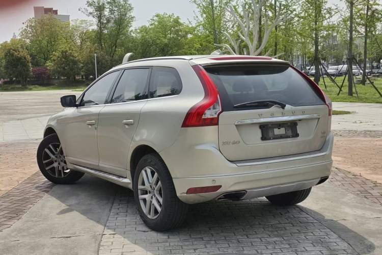 Used Volvo XC60 2017 T5 AWD Smart Upgrade Model Exterior 3