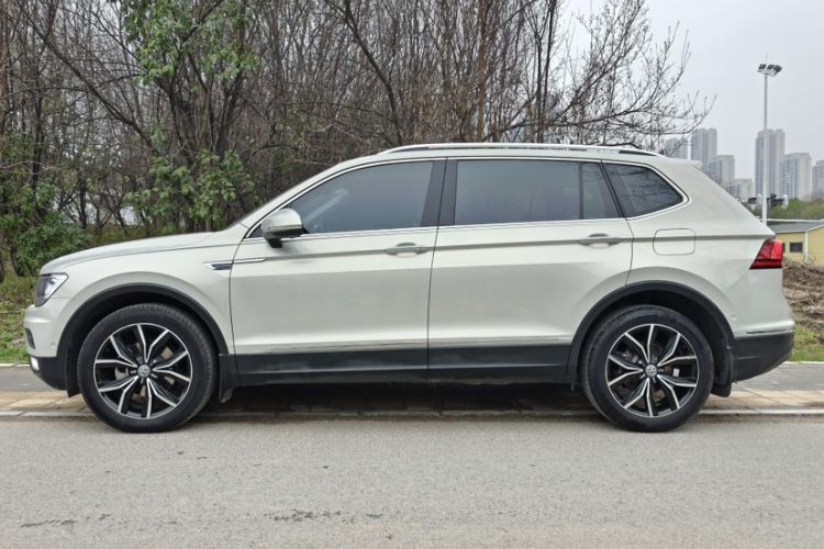 Used Volkswagen Tiguan L 2019 Revised 330TSI Automatic Two-Wheel Drive Smart & Luxury Edition China VI Standard
