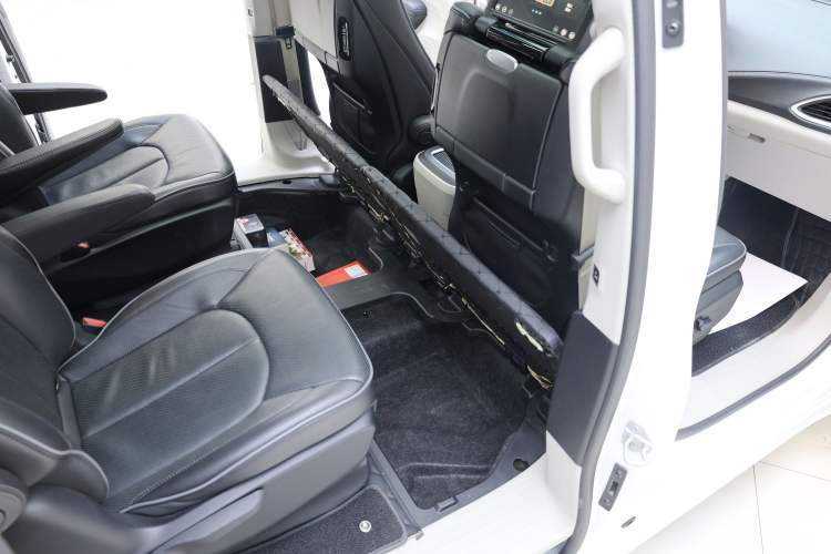 Used Chrysler Grand Voyager 2017 3.6L Premium Edition