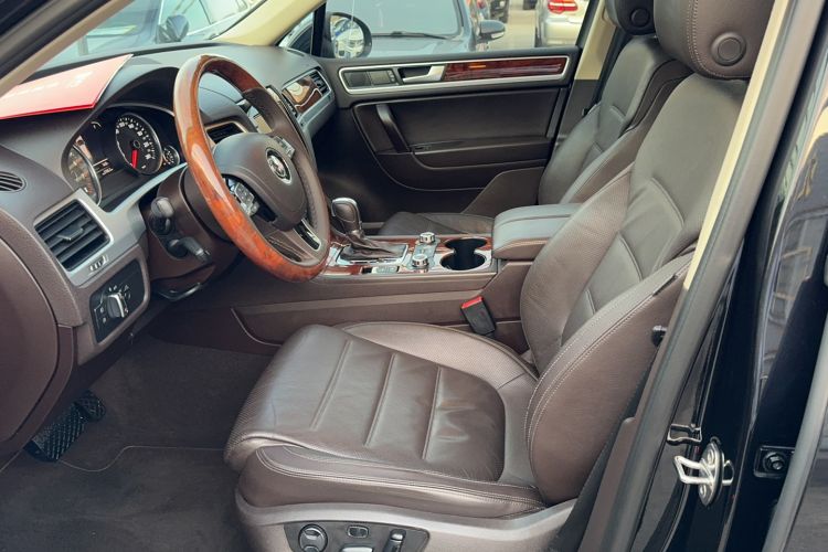 Used Volkswagen Touareg 2011 3.0 TSI Comfort Version Interior 1