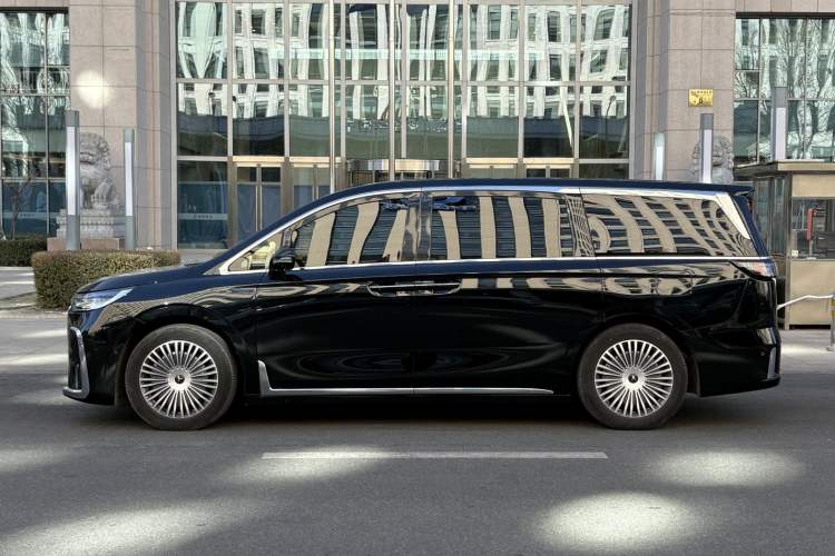 Used VOYAH Dream 2025 PHEV Four-Wheel Drive Excellence Kunpeng Edition
