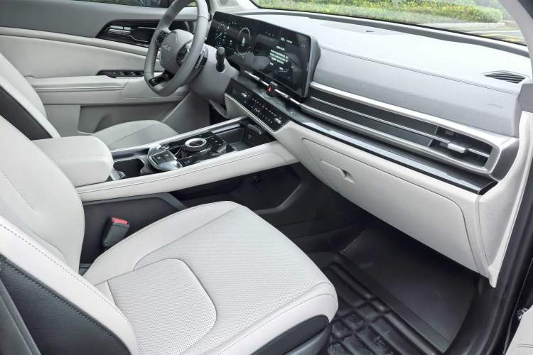 Used Kia Sportage (Chinese Domestic Model) 2025 1.5T Two-Wheel Drive Prestige Smart Enjoyment Version Interior 4