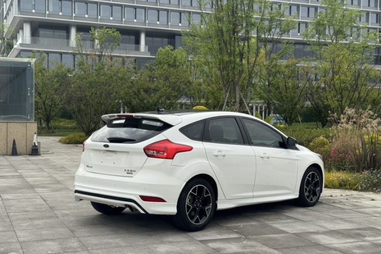 Used Ford Focus 2017 Hatchback EcoBoost 180 Automatic Elite Model Exterior 3