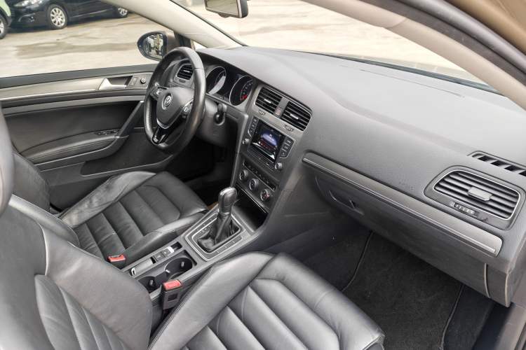 Used Volkswagen Golf 2015 1.4TSI Automatic Luxury Model Interior 8