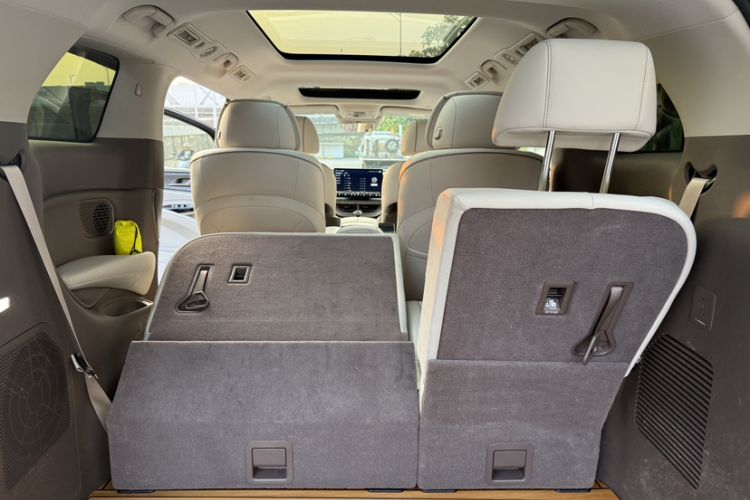 Used Denza D9 2022 DM-i 1040 Prestige Model
