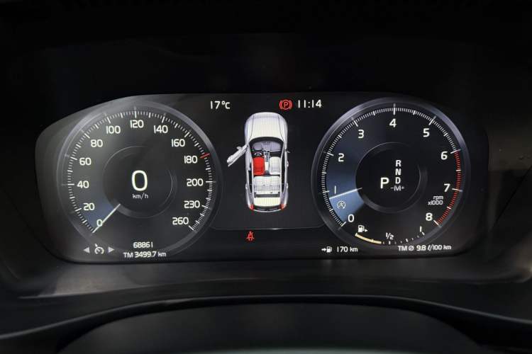 Used Volvo XC40 2021 T4 4x4 SmartDrive Fashion Edition Odometer Close Up