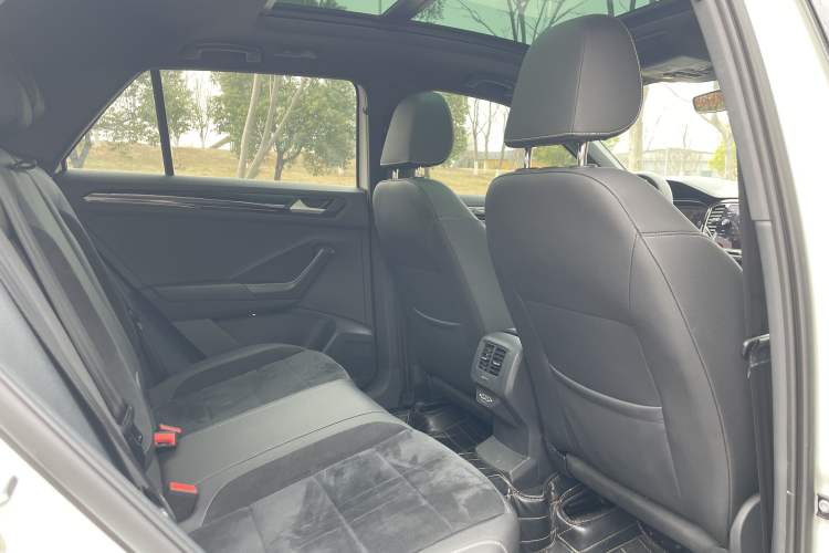 Used Volkswagen T-ROC 2018 280TSI DSG Two-Wheel-Drive Luxury Version China V Emission Standard Interior 4