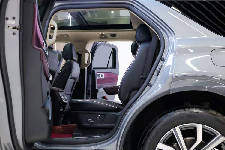 Used Ford Explorer 2023 EcoBoost 285 Four-Wheel Drive Titanium Edition 6 Seats