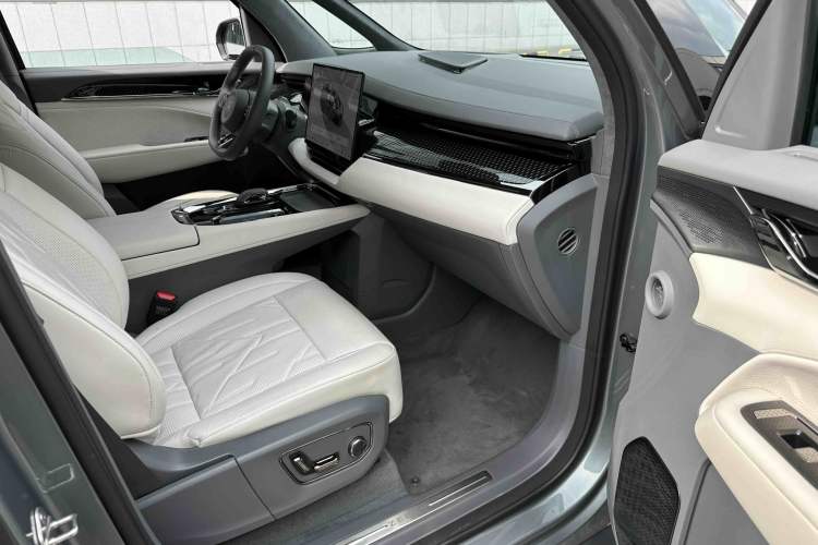 Used Zeekr 009 2024 Six-Seat Executive Version 4WD 108 kWh