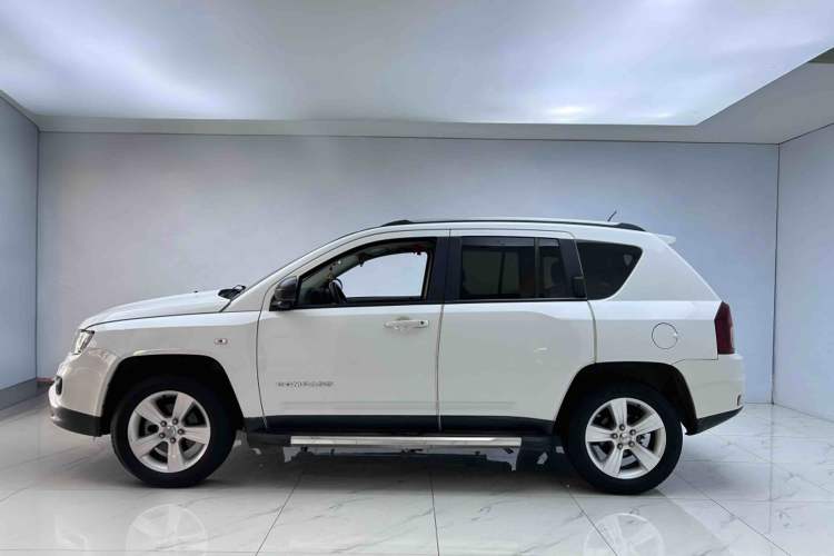 Used Jeep Compass 2015 2.0L two-wheel drive sport version Exterior 3