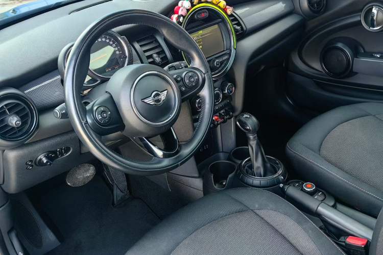 Used MINI 2016 1.5T COOPER Interior 3