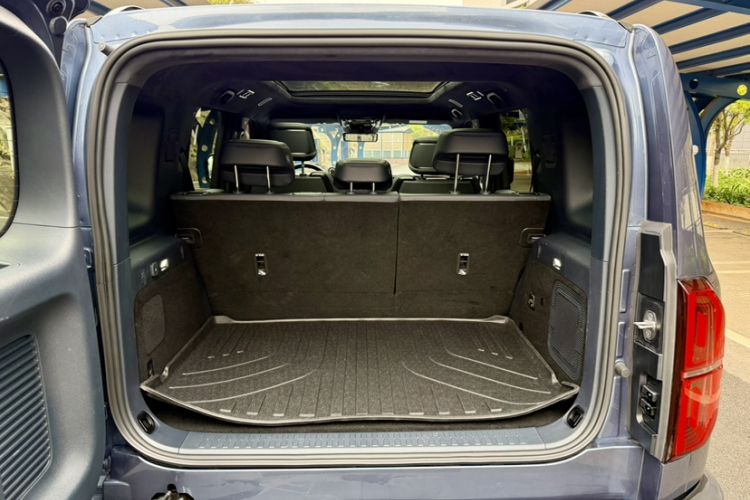 Used Formula Leopard 5 2023 Cloud Ride Flagship Edition
