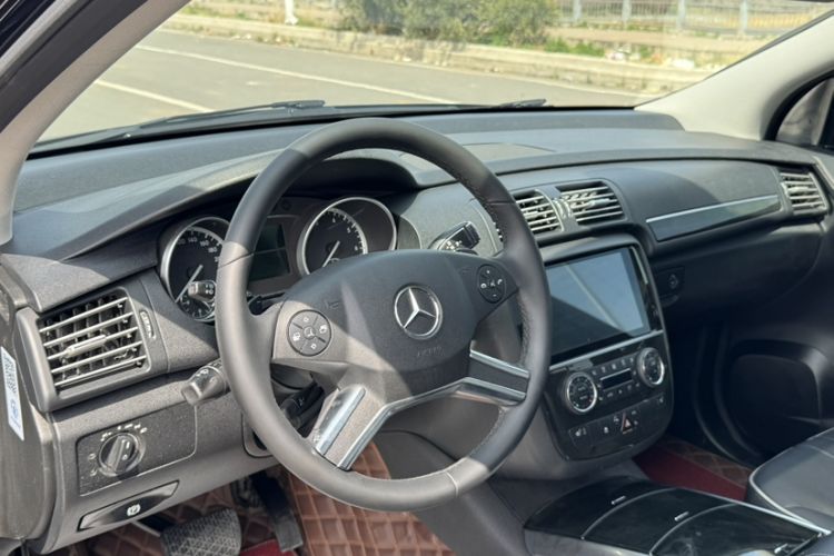 Used Mercedes-Benz R-Class 2017 R 320 4MATIC Business Edition Prestige Model Interior 9